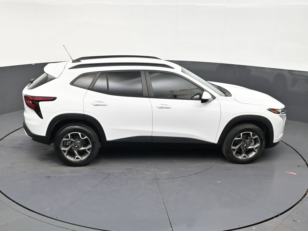 Used 2024 Chevrolet Trax LT w/ Driver Confidence Package FWD image 17