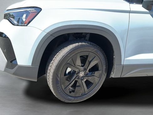 New 2026 Volkswagen Taos SE FWD image 32