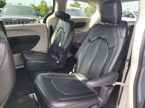 Used 2023 Chrysler Pacifica Touring-L FWD image 13