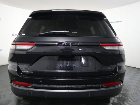 Used 2023 Jeep Grand Cherokee Limited w/ Black Appearance Package AWD/4WD image 7