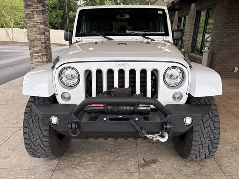 Used 2018 Jeep Wrangler Unlimited Sahara w/ Connectivity Group AWD/4WD image 3