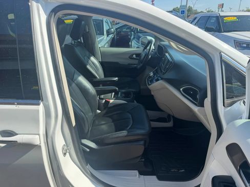 Used 2017 Chrysler Pacifica Touring-L FWD image 12