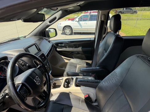 Used 2019 Dodge Grand Caravan SXT FWD image 13