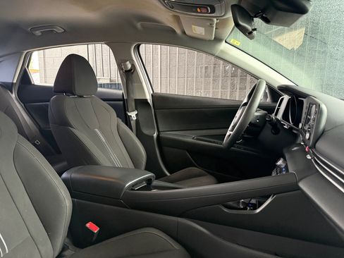 Used 2022 Hyundai Elantra Blue image 16