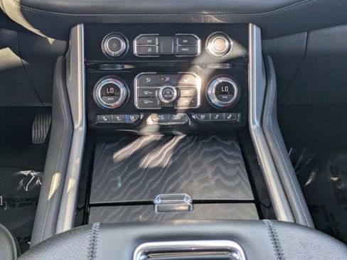 Used 2024 GMC Yukon XL Denali image 17
