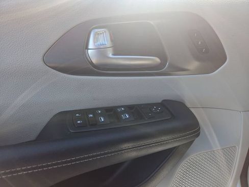 Used 2023 Chrysler Pacifica Touring-L FWD image 13