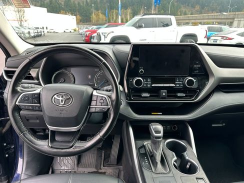Certified 2023 Toyota Highlander XLE image 17