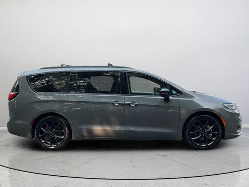 Used 2025 Chrysler Pacifica Limited FWD image 6