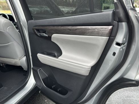 Used 2021 Toyota Highlander Limited image 13