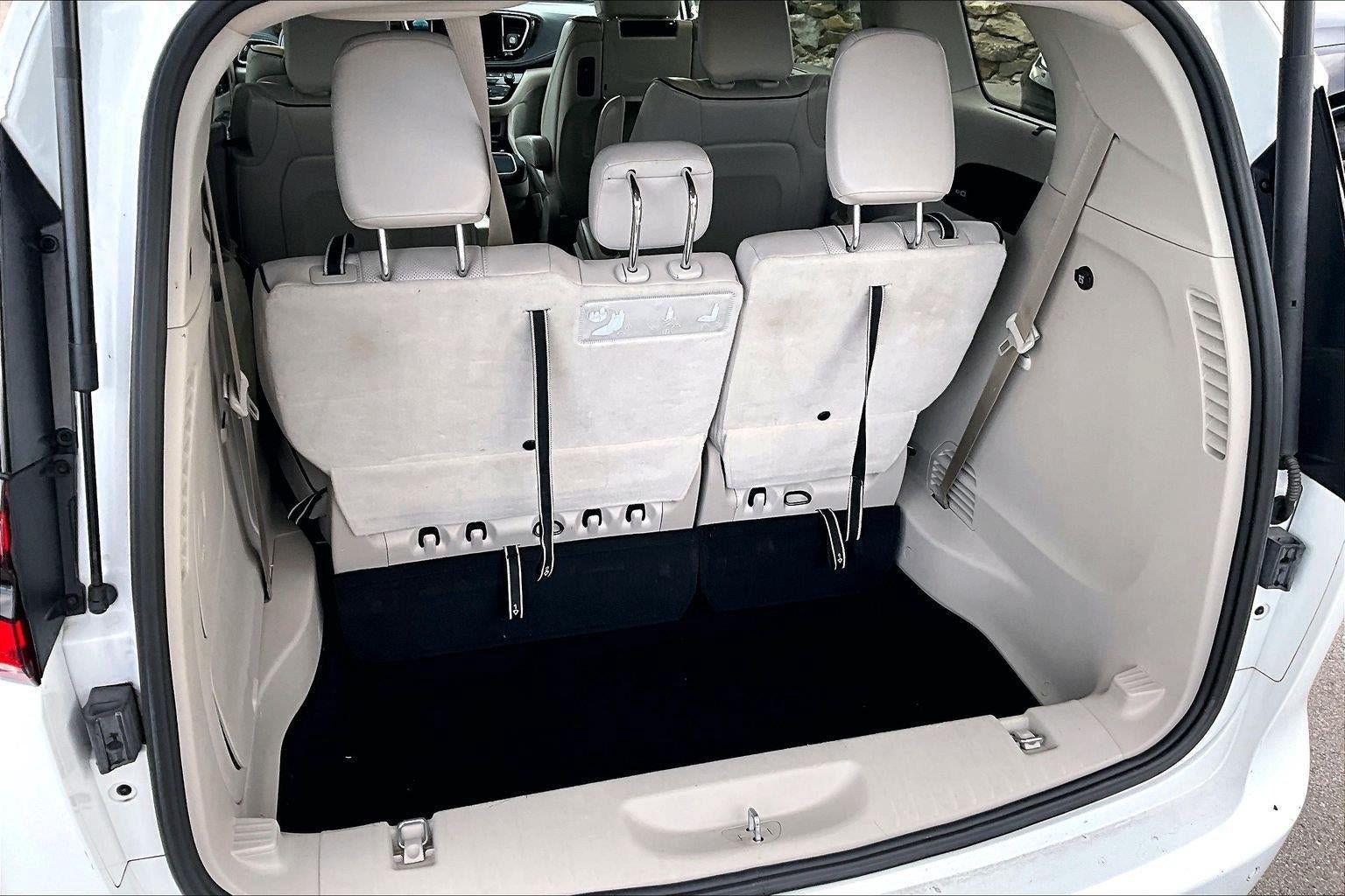 Used 2021 Chrysler Pacifica Limited w/ Uconnect Theater Family Group FWD image 3