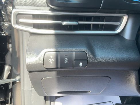 Used 2025 Hyundai Elantra SE FWD image 19