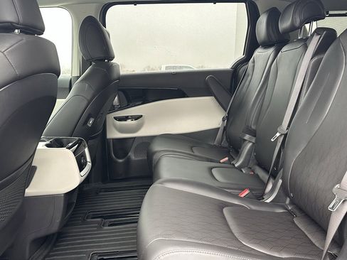 Used 2024 Kia Carnival EX image 11
