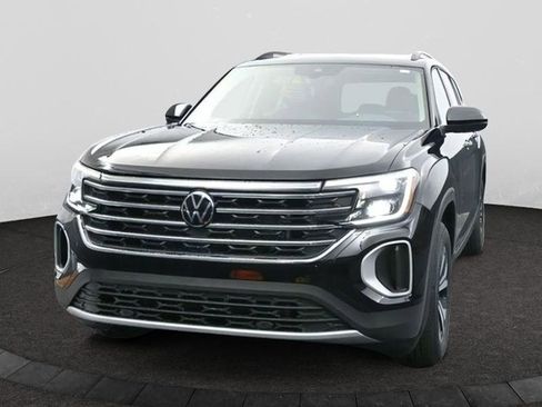 Used 2025 Volkswagen Atlas SE image 2