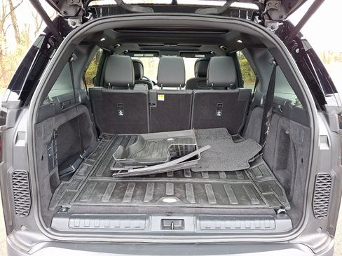 Used 2025 Land Rover Discovery S image 28