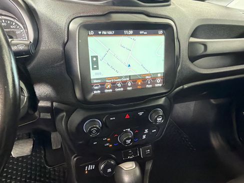 Used 2018 Jeep Renegade Altitude w/ UConnect 8.4 Nav Group AWD/4WD image 19