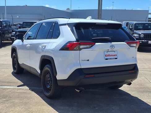 Used 2020 Toyota RAV4 LE image 4