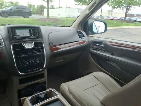 Used 2014 Chrysler Town & Country Touring-L w/ Driver Convenience Group FWD image 12