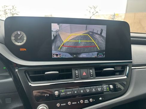 Certified 2022 Lexus ES 300h w/ Premium Package image 15