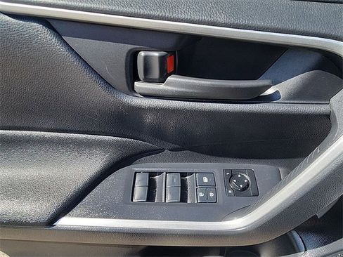 Used 2021 Toyota RAV4 SE image 13
