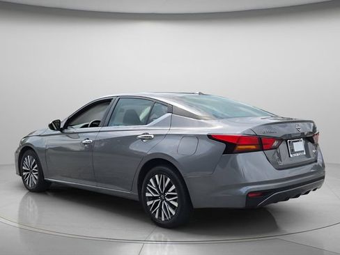 Used 2024 Nissan Altima 2.5 SV AWD/4WD image 6