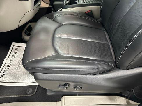 Used 2023 Chrysler Pacifica Touring-L image 13