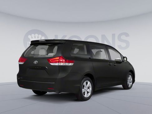 Used 2013 Toyota Sienna XLE w/ Entertainment Pkg FWD image 2