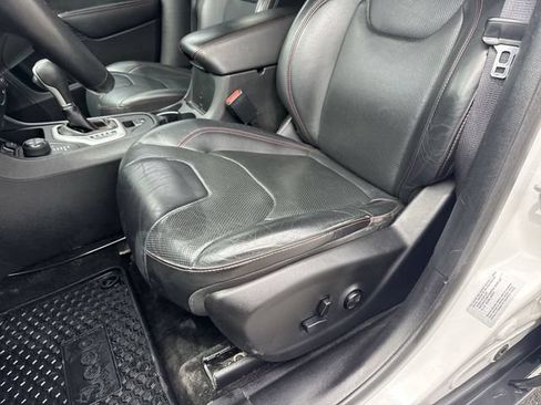 Used 2016 Jeep Cherokee Trailhawk w/ Comfort/Convenience Group AWD/4WD image 12