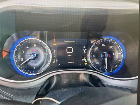 Used 2025 Chrysler Pacifica Limited image 4