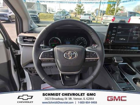 Used 2024 Toyota Sienna Limited image 16