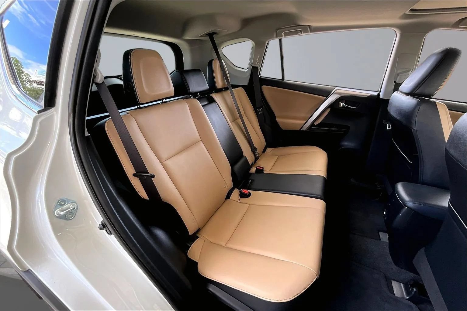 Used 2018 Toyota RAV4 Limited FWD image 22