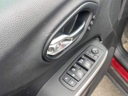 Used 2019 Jeep Cherokee Limited image 12