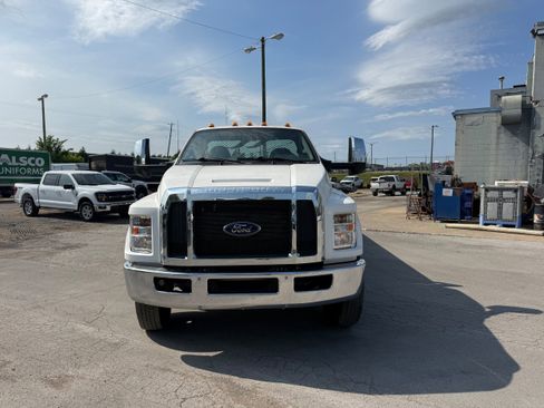 Certified 2019 Ford F650 2WD Regular Cab Super Duty image 2