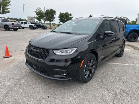New 2026 Chrysler Pacifica Limited w/ S Appearance Package image 13