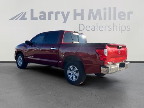 Used 2018 Nissan Titan SV image 3