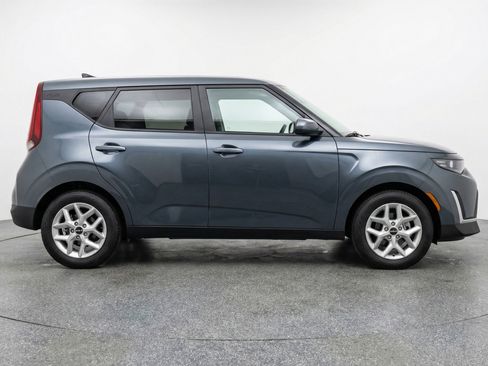 Used 2025 Kia Soul LX w/ LX Technology Package FWD image 11