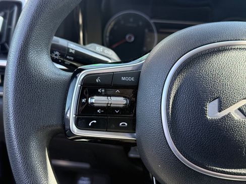 Certified 2022 Kia Sorento LX image 9