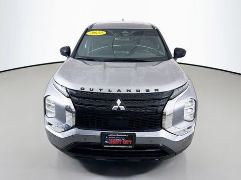 Used 2022 Mitsubishi Outlander SE image 2