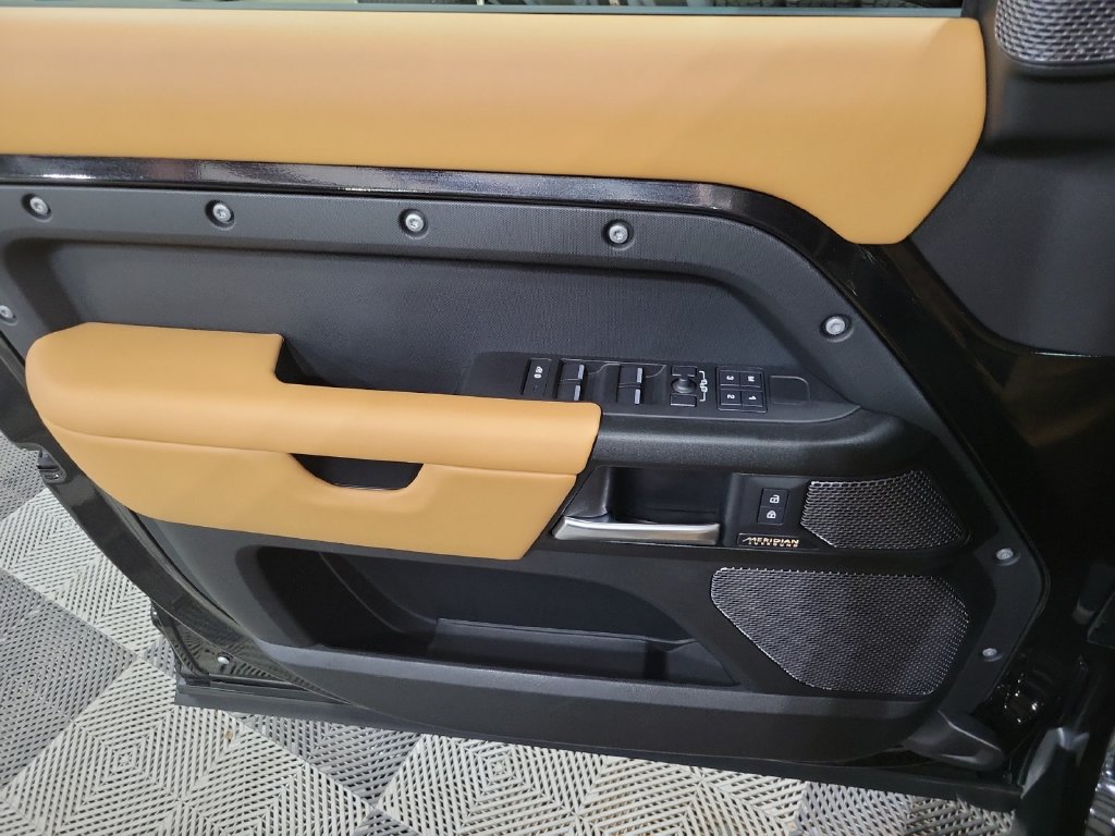 Used 2024 Land Rover Defender 110 V8 AWD/4WD image 14