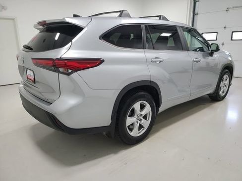 Used 2023 Toyota Highlander LE AWD/4WD image 12