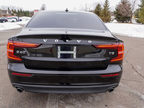 Used 2021 Volvo S60 T5 Momentum image 5