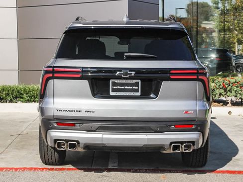 Used 2025 Chevrolet Traverse Z71 image 5