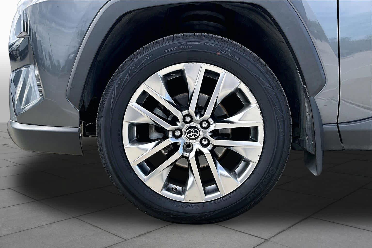 Used 2019 Toyota RAV4 XLE Premium FWD image 11