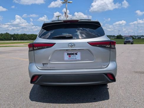 Used 2020 Toyota Highlander XLE FWD image 4