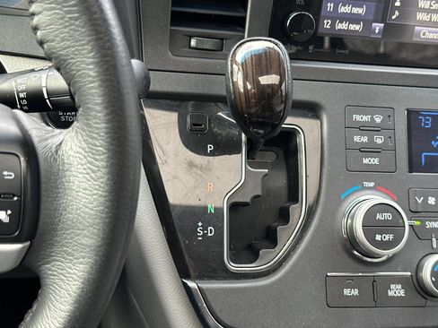 Used 2017 Toyota Sienna XLE image 23