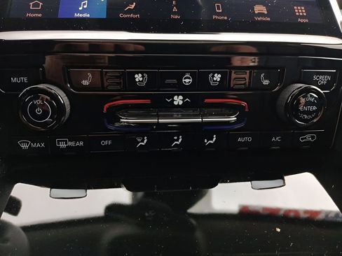 Used 2024 Jeep Grand Cherokee Limited w/ Luxury Tech Group II image 18