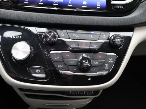 Used 2024 Chrysler Pacifica Touring-L image 21