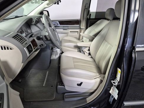 Used 2009 Chrysler Town & Country Touring FWD image 10