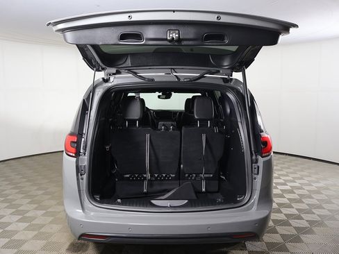 Used 2023 Chrysler Pacifica Limited w/ Uconnect Theater Family Group image 21