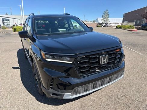 Used 2025 Honda Pilot TrailSport image 2