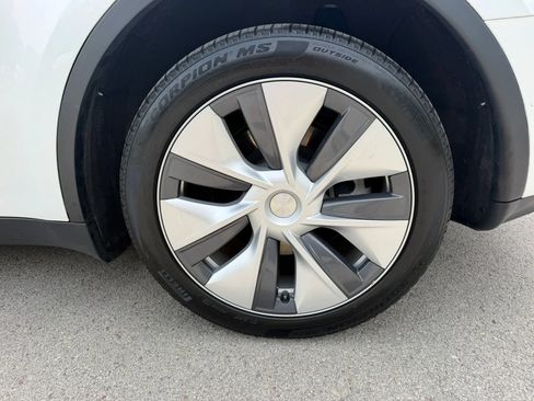 Used 2023 Tesla Model Y AWD image 11